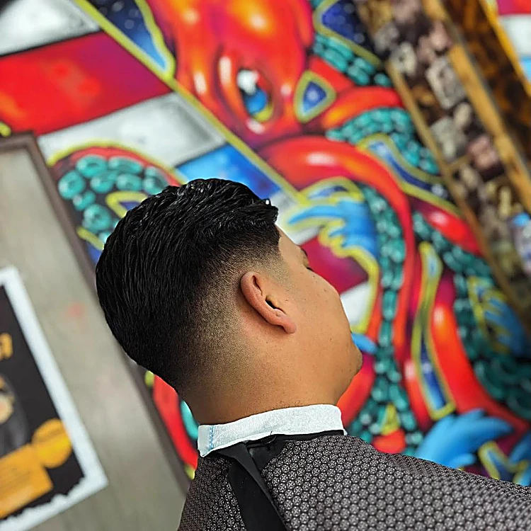 Fade bajo visto de espaldas bajo el ojo del pulpo pintado en la pared