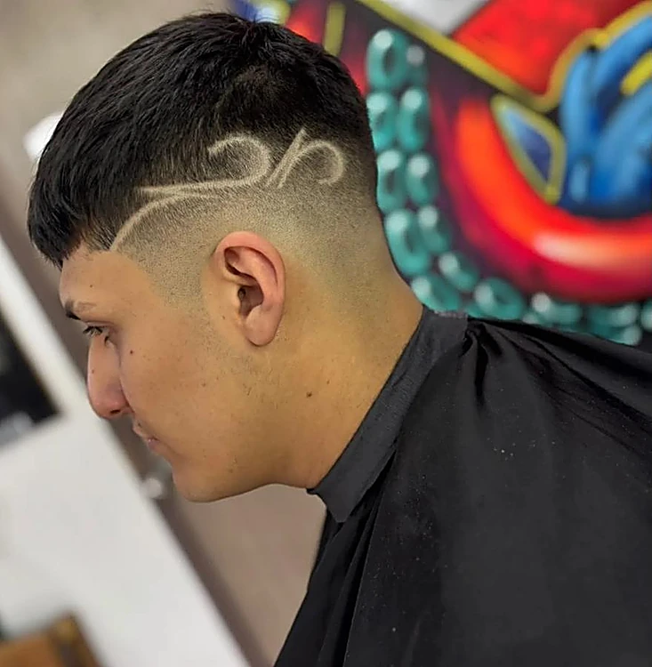 Diseño de ondas trazado a navaja sobre un fade alto